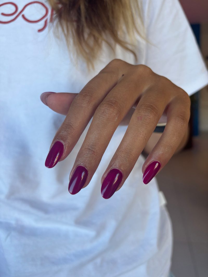 Unhas com cobertura em gel em tom nude, resultado final