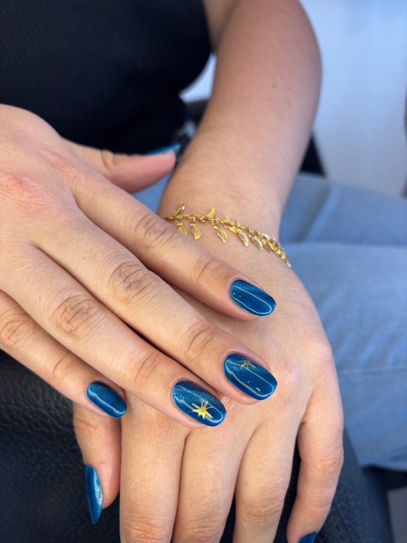 Unhas nude em formato amendoado com acabamento natural