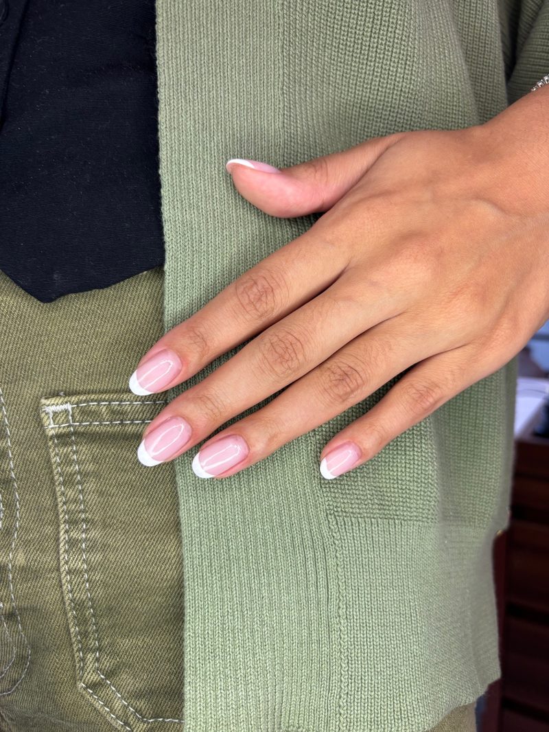 Unhas alongadas em degradê amarelo-claro sobre base nude