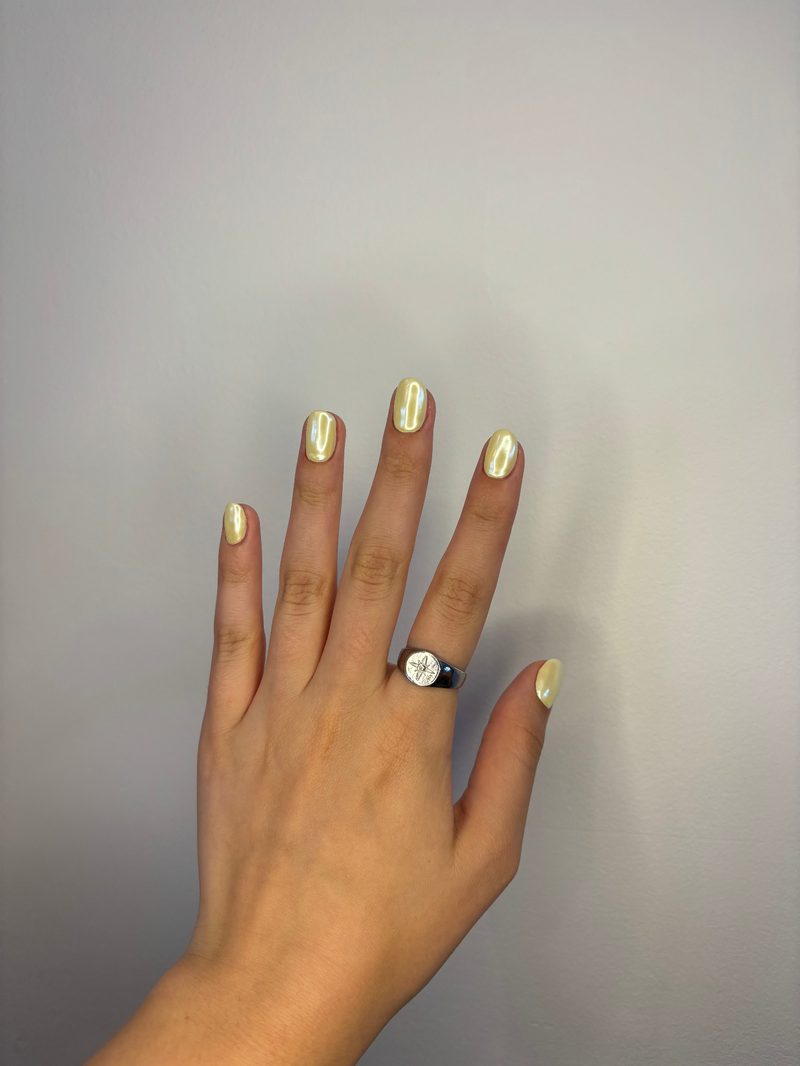Unhas com francesinha colorida e acabamento discreto