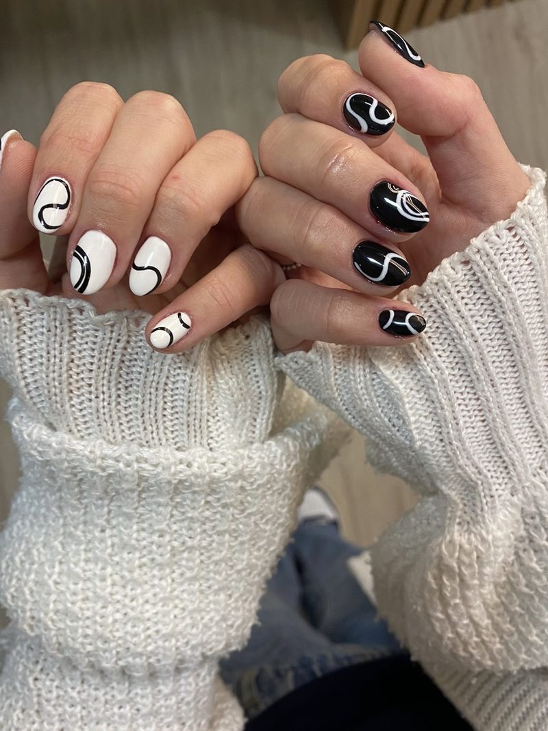 Nail art em preto e branco com desenhos à mão livre